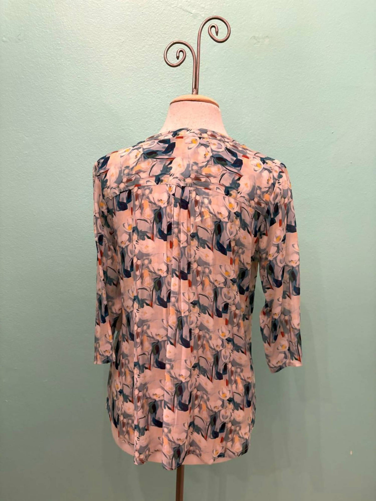 Apny - Women's Tulip Floral V-neck With Tassel Blouse