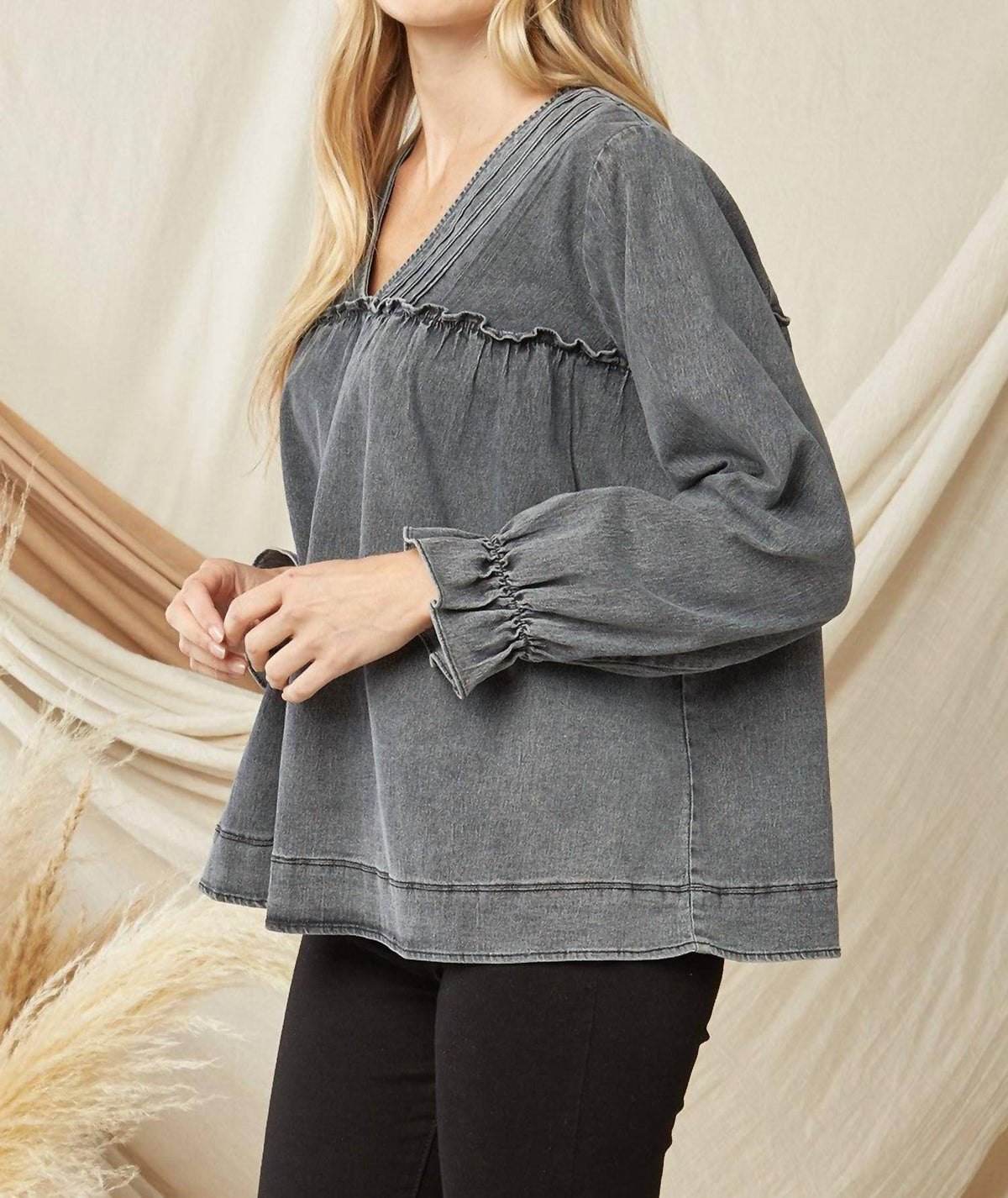 Entro - Ruffled V-neck Top
