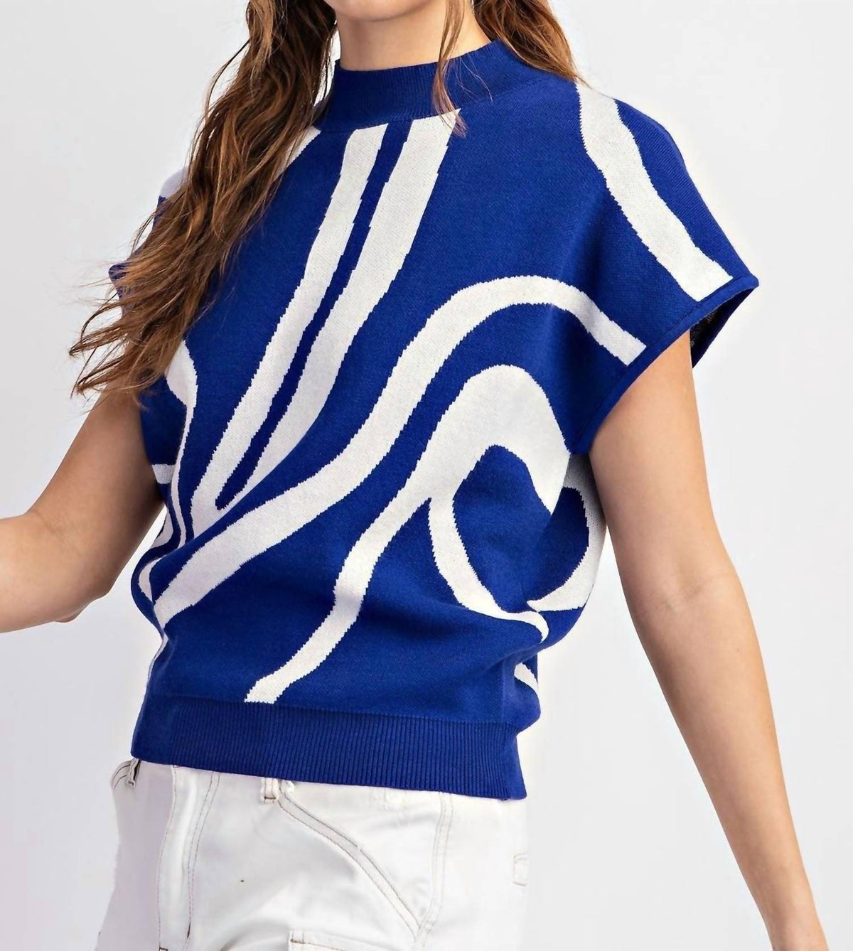 Ee:Some - Curvy Simplistic Swirl Mock Neck Top